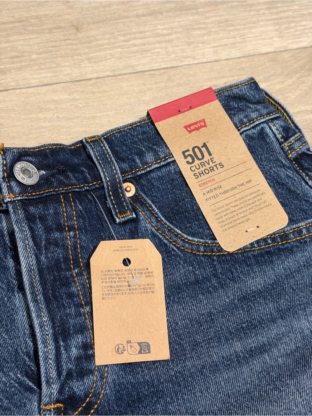 Levi's Women's 501 Curve Shorts Size 28 - Picture 3 of 12